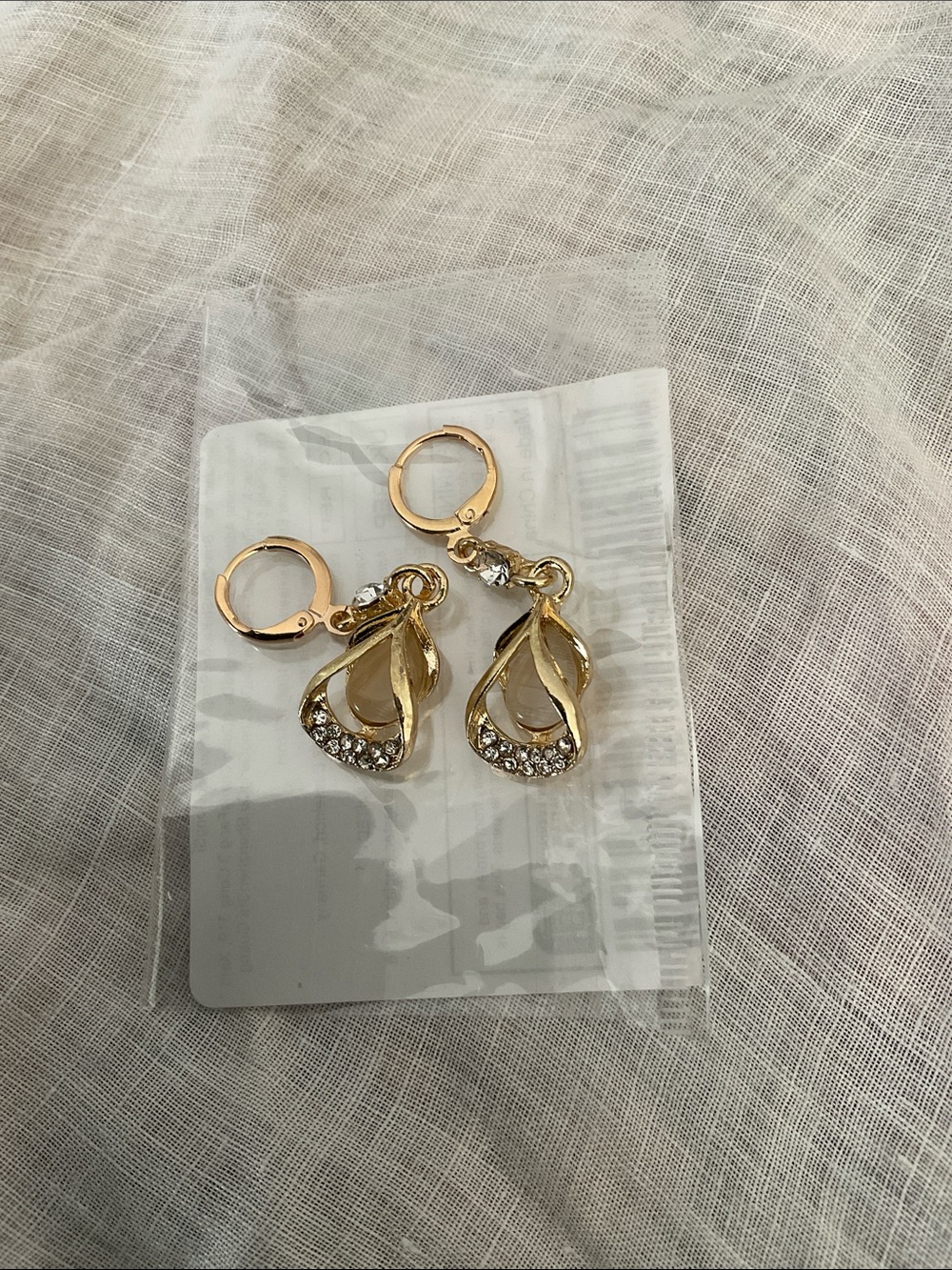 BRAND NEW GOLD PLATED SEAGRASS AND ZIRCONIA TEARDROP EARRINGS. - Picture 5 of 6
